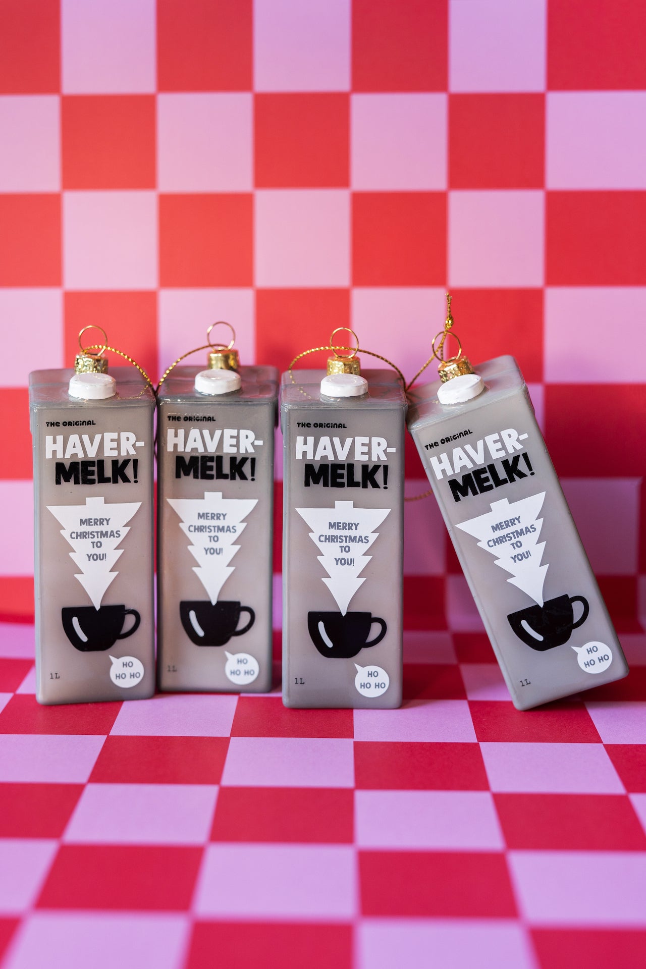 Bij ons draait alles om de totaalervaring. Daarom wordt ons Havermelk Pak Kerstornament geleverd in een feestelijke verpakking die de kerstsfeer compleet maakt. Of je dit ornament nu voor jezelf koopt of als grappig cadeau geeft, de verpakking voegt een extra dosis vrolijkheid toe aan je kerstviering.