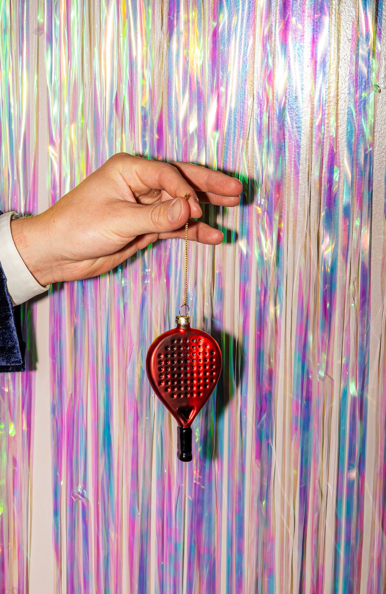 Ons Padelracket Kerstornament is veel meer dan alleen een decoratie - het is een eerbetoon aan de sportieve passie en stijlvolle smaak van yuppen. Geïnspireerd door hun actieve levensstijl en verfijnde voorkeuren, is dit ornament met zorg ontworpen en vakkundig vervaardigd. Het zal zeker de aandacht trekken van iedereen die je huis bezoekt tijdens de feestdagen.