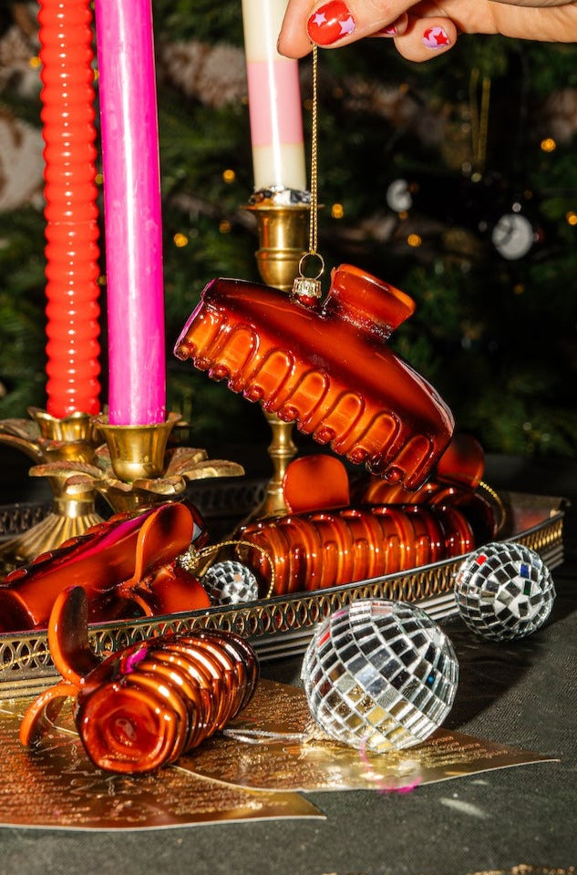 Ontdek onze exclusieve Haarclip Kerstornamenten, geïnspireerd door het trendy leven van yuppies. Perfect voor de hippe, stadse meiden die een vleugje glamour aan hun kerst willen toevoegen. Dit ornament wordt geleverd in een feestelijke verpakking voor een onvergetelijke kerstviering