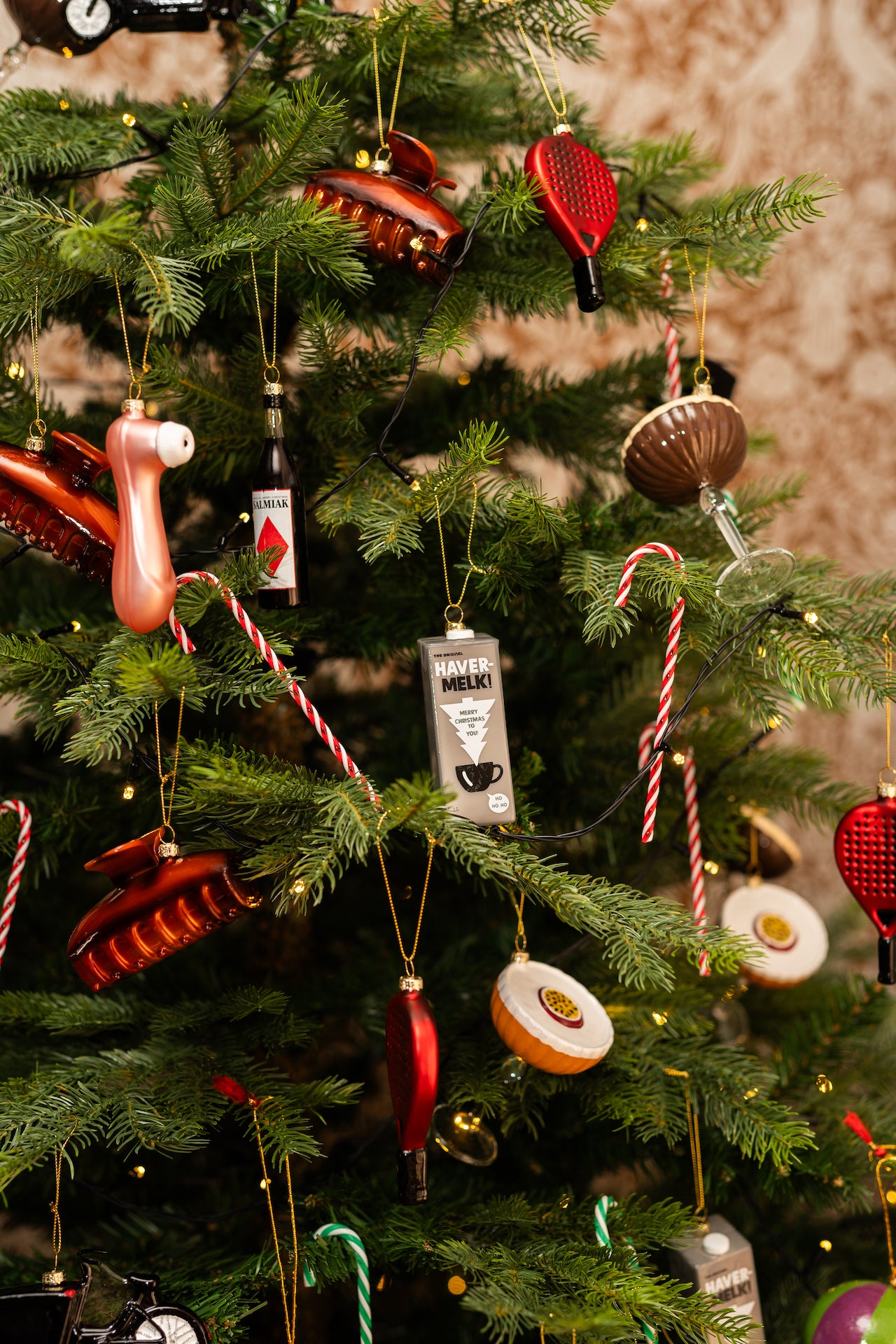 Ons Havermelk Pak Kerstornament is meer dan alleen een decoratie - het is een grappig eerbetoon aan de trendy yuppenlevensstijl. Geïnspireerd door hun voorliefde voor gezonde en hippe keuzes, is dit ornament zorgvuldig ontworpen met oog voor detail. Het zal zeker een glimlach op ieders gezicht toveren tijdens de feestdagen.