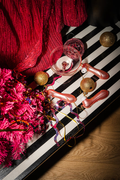 Wij geloven in het creëren van een totaalervaring. Daarom wordt ons Sattie Kerstornament geleverd in een prachtige, feestelijke verpakking die de kerstsfeer naar een hoger niveau tilt. Of je nu dit ornament voor jezelf koopt of als cadeau geeft aan een shotsliefhebber, de verpakking voegt een extra dosis plezier en feestelijkheid toe aan je kerstviering.